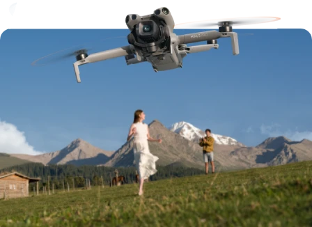 Dron DJI Mini 5 Pro na tle gór
